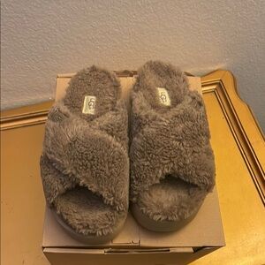 UGG FUZZ SUGAR CROSS SLIDE !!!